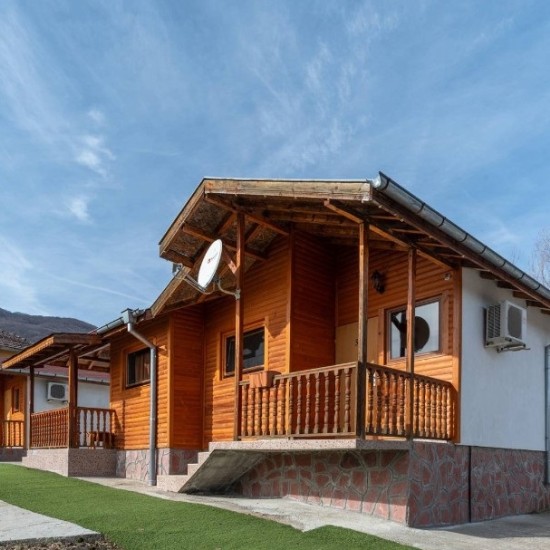 Отдих и развлечение с "Нощувка в комплекс „Елата“  + пейнтбол за до 6 човека в Своге" от Makaroon