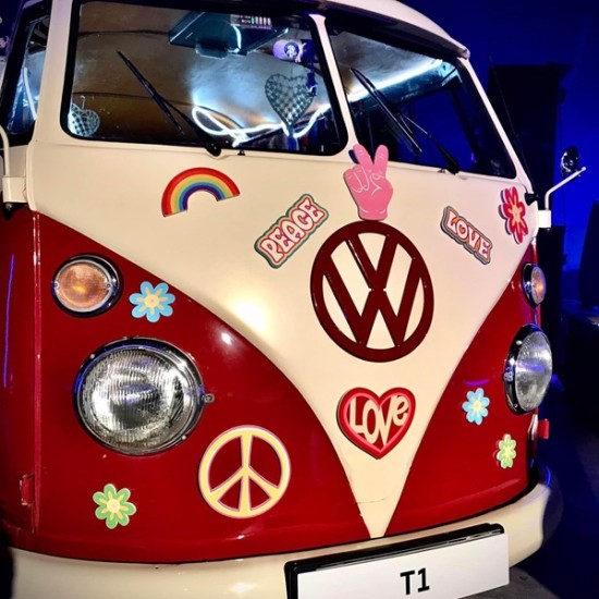 Подарете си едно романтично преживяване с разходка с ретро бус + пикник за двама от Makaroon Подарете си едно романтично преживяване с разходка с ретро бус + пикник за двама от Makaroon