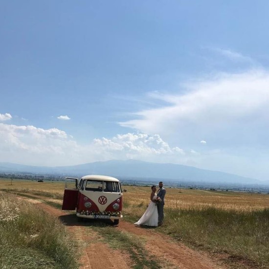 Подарете си едно романтично преживяване с разходка с ретро бус + пикник за двама от Makaroon Подарете си едно романтично преживяване с разходка с ретро бус + пикник за двама от Makaroon