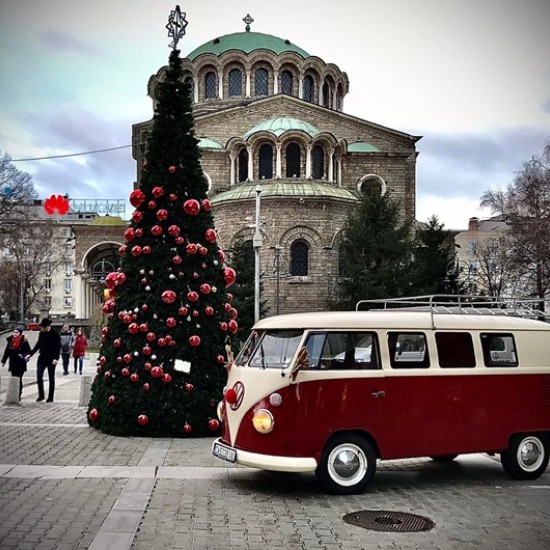 Подарете си едно романтично преживяване с разходка с ретро бус + пикник за двама от Makaroon Подарете си едно романтично преживяване с разходка с ретро бус + пикник за двама от Makaroon