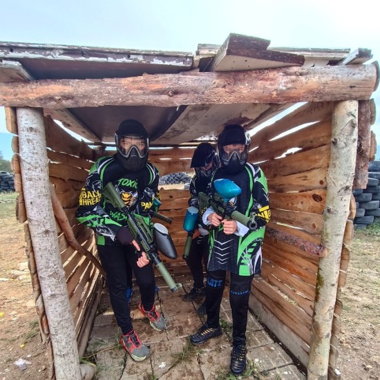 Екшън, цветове и стрелба с „Пейнтбол за 4 души край Своге“ от Makaroon Екшън, цветове и стрелба с „Пейнтбол за 4 души край Своге“ от Makaroon