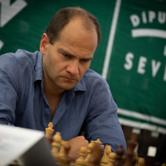 Игра на шах срещу гросмайстор Момчил Николов от Makaroon Игра на шах срещу гросмайстор Момчил Николов от Makaroon