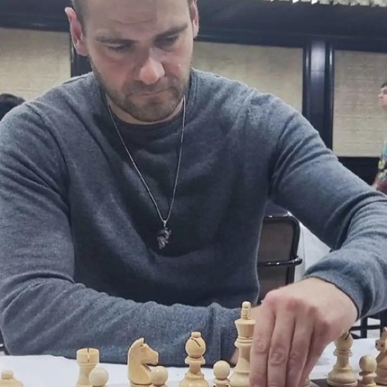 Игра на шах срещу гросмайстор Момчил Николов от Makaroon Игра на шах срещу гросмайстор Момчил Николов от Makaroon