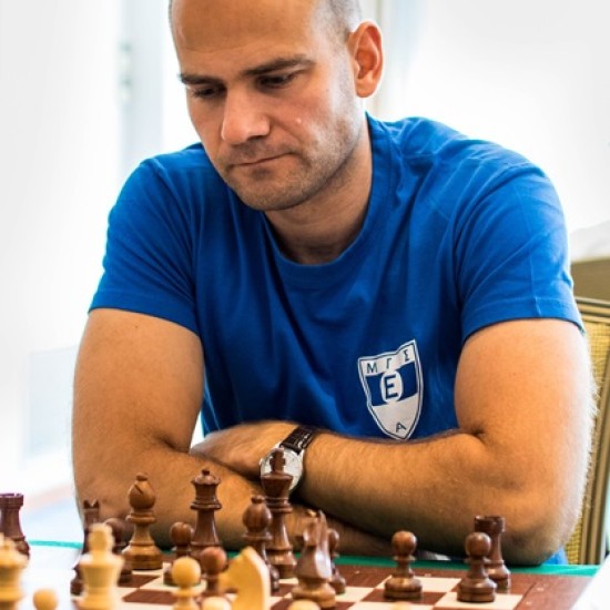 Игра на шах срещу гросмайстор Момчил Николов от Makaroon Игра на шах срещу гросмайстор Момчил Николов от Makaroon