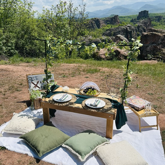 Романтика сред природата с "Пикник за двама край Белоградчик" от Makaroon Романтика сред природата с "Пикник за двама край Белоградчик" от Makaroon