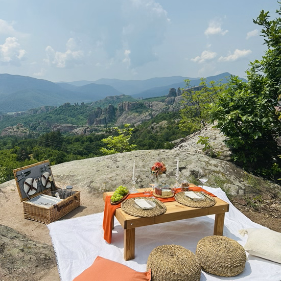 Романтика сред природата с "Пикник за двама край Белоградчик" от Makaroon Романтика сред природата с "Пикник за двама край Белоградчик" от Makaroon