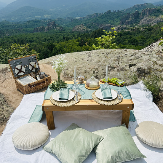 Романтика сред природата с "Пикник за двама край Белоградчик" от Makaroon Романтика сред природата с "Пикник за двама край Белоградчик" от Makaroon
