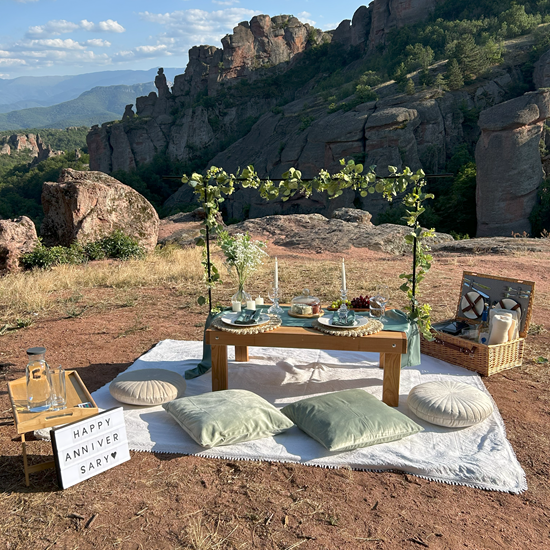 Романтика сред природата с "Пикник за двама край Белоградчик" от Makaroon Романтика сред природата с "Пикник за двама край Белоградчик" от Makaroon