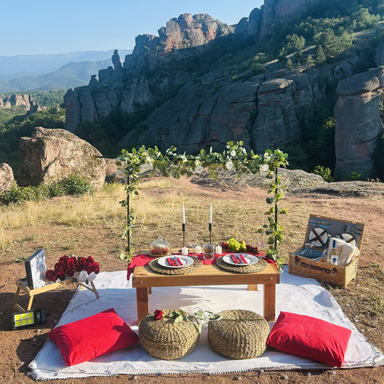 Романтика сред природата с "Пикник за двама край Белоградчик" от Makaroon Романтика сред природата с "Пикник за двама край Белоградчик" от Makaroon