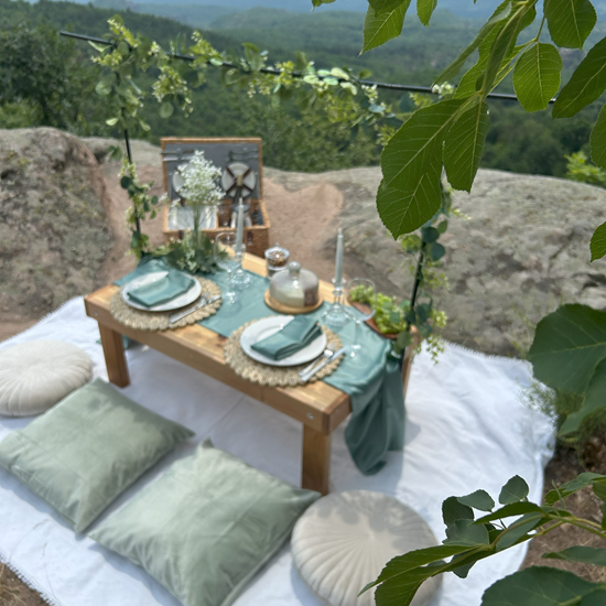 Романтика сред природата с "Пикник за двама край Белоградчик" от Makaroon Романтика сред природата с "Пикник за двама край Белоградчик" от Makaroon