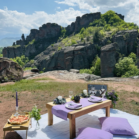 Романтика сред природата с "Пикник за двама край Белоградчик" от Makaroon Романтика сред природата с "Пикник за двама край Белоградчик" от Makaroon