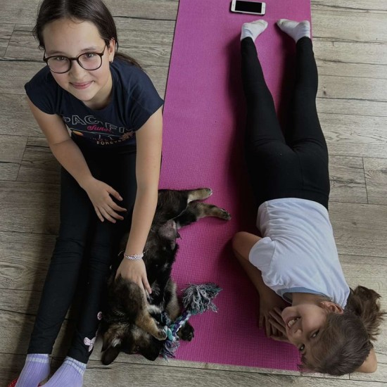 Отпуснете ума и тялото си в компаният ана най-добрия приятел на човека с "Йога практика с кученца" от Makaroon Отпуснете ума и тялото си в компаният ана най-добрия приятел на човека с "Йога практика с кученца" от Makaroon