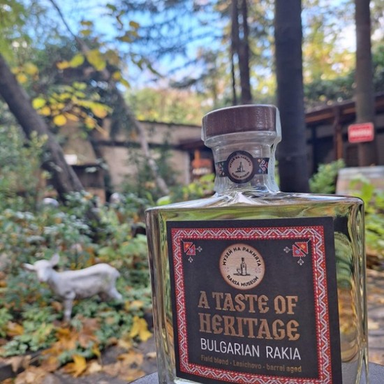 Изживяване за ценители - Златен билет за Музея на ракията с дегустации на 3 отлежали ракии + подарък от Makaroon