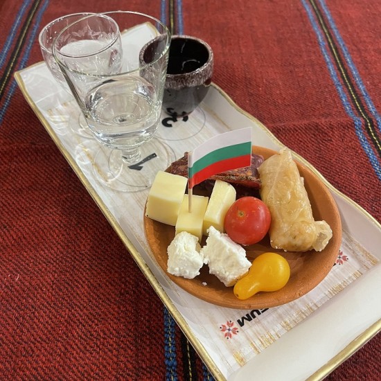 Посещение на музея на ракията с включена дегустация на 3 ракии за един човек от Макароон