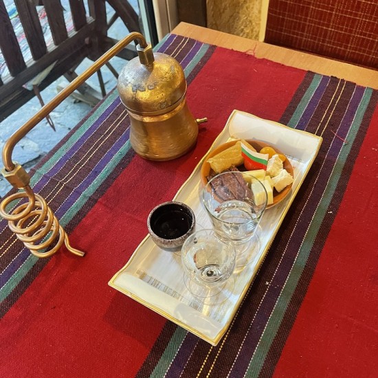 Посещение на музея на ракията с включена дегустация на 3 ракии за един човек от Макароон