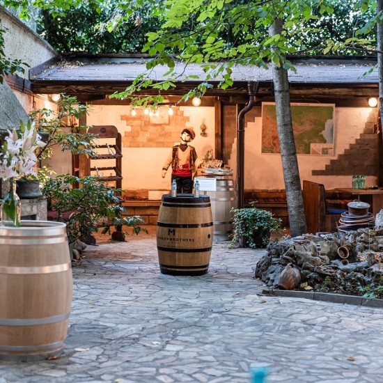 Посещение на музея на ракията с включена дегустация на 3 ракии за един човек от Макароон