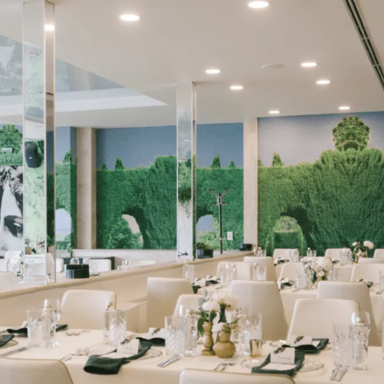 Специални моменти с "Романтична вечеря за двама в Парк Хотел RAYA Garden във Велико Търново" от Makaroon