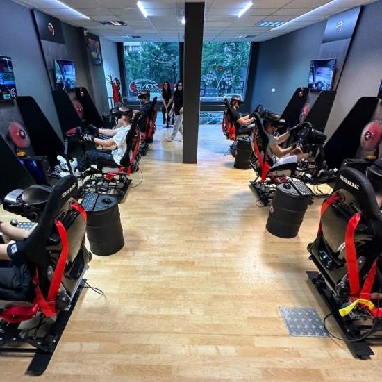 VR Racing – скоростно виртуално преживяване без граници от Макароон