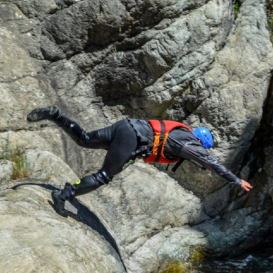 Адреналин по бързеите с "Приключение с каяк по река Струма" от Makaroon