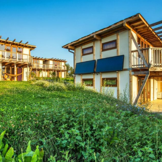 Цялостна почивка с  "Нощувка + рафтинг за двама със закуска и вечеря в еко селище Дебели Даб“ от Makaroon