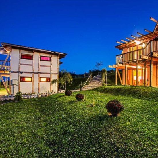 Цялостна почивка с  "Нощувка + рафтинг за двама със закуска и вечеря в еко селище Дебели Даб“ от Makaroon