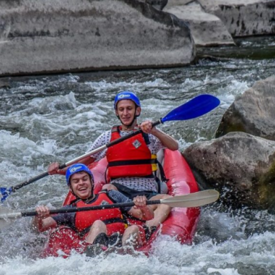 Адреналин по бързеите с "Приключение с каяк по река Струма" от Makaroon