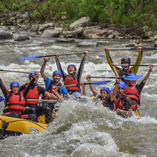 Цялостна почивка с  "Нощувка + рафтинг за двама със закуска и вечеря в еко селище Дебели Даб“ от Makaroon