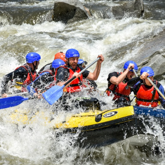Цялостна почивка с  "Нощувка + рафтинг за двама със закуска и вечеря в еко селище Дебели Даб“ от Makaroon