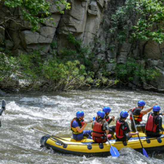 Цялостна почивка с  "Нощувка + рафтинг за двама със закуска и вечеря в еко селище Дебели Даб“ от Makaroon
