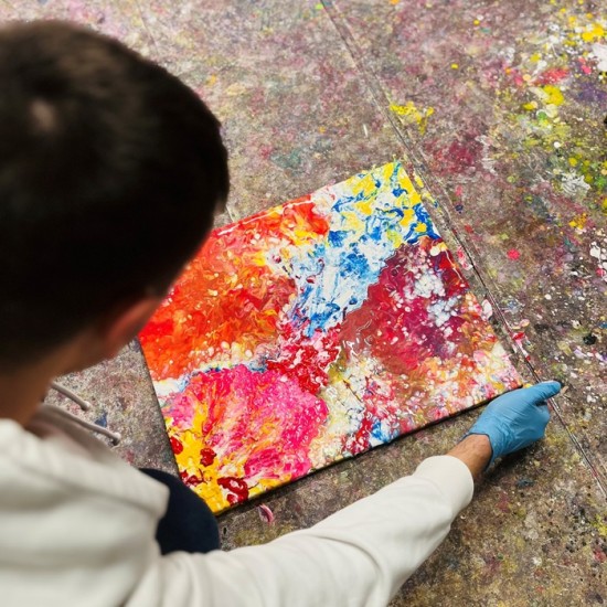 Впуснете се в едно творческо приключение с Екшън рисуване от Makaroon