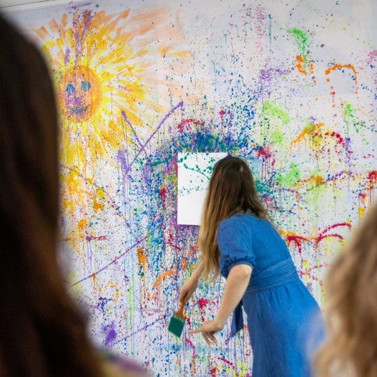 Впуснете се в едно творческо приключение с Екшън рисуване от Makaroon