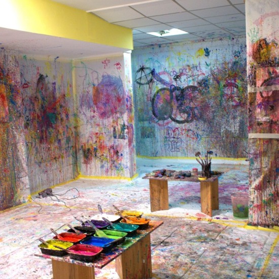 Впуснете се в едно творческо приключение с Екшън рисуване от Makaroon