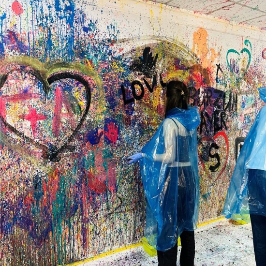 Впуснете се в едно творческо приключение с Екшън рисуване от Makaroon