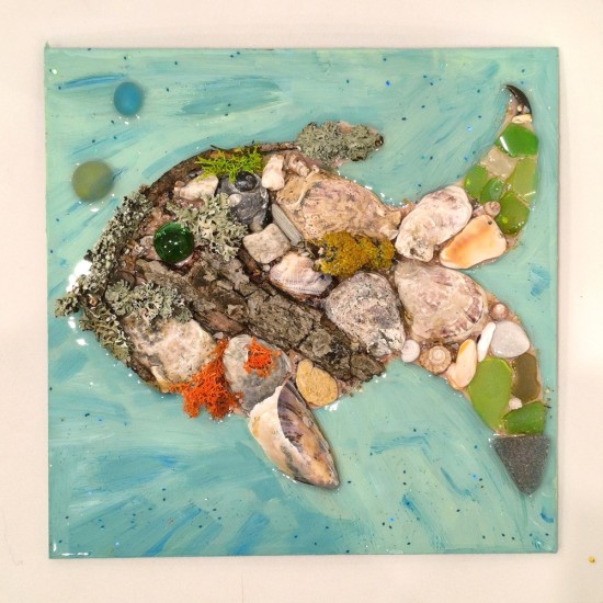 Създайте колаж с епоксидна смола и нестандартни елементи – монети, гайки, кламери