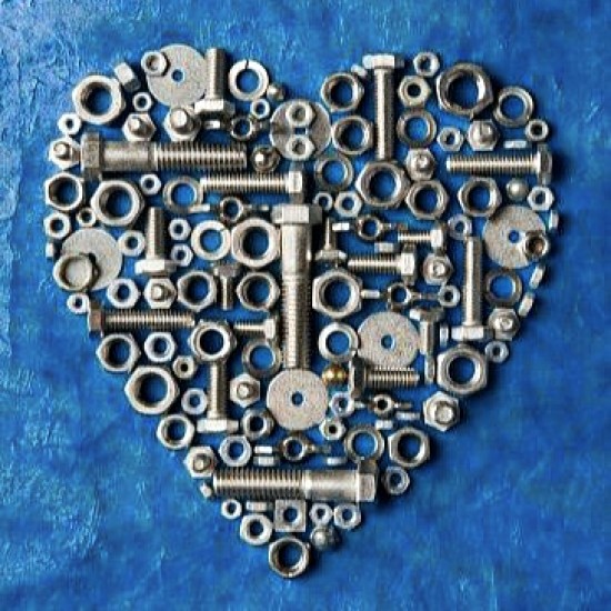 Създайте колаж с епоксидна смола и нестандартни елементи – монети, гайки, кламери