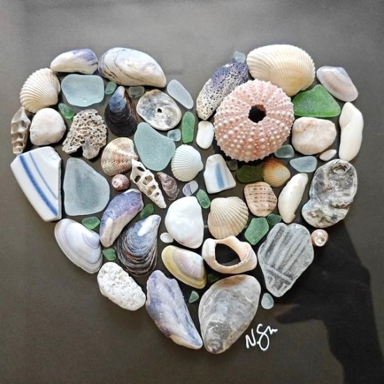 Създайте колаж с епоксидна смола и нестандартни елементи – монети, гайки, кламери