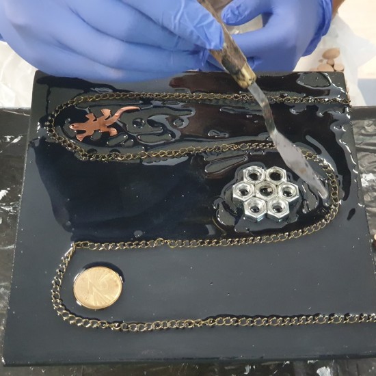 Създайте колаж с епоксидна смола и нестандартни елементи – монети, гайки, кламери