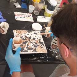 Създайте колаж с епоксидна смола и нестандартни елементи – монети, гайки, кламери