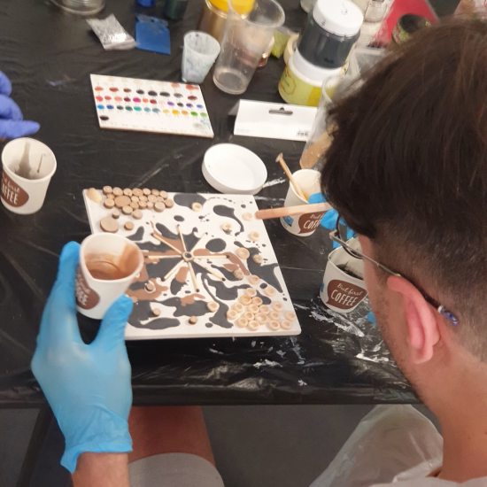 Създайте колаж с епоксидна смола и нестандартни елементи – монети, гайки, кламери