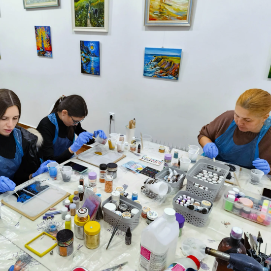 Творческа работилница: създай собствени подложки за чаши от епоксидна смола от Макароон Творческа работилница: създай собствени подложки за чаши от епоксидна смола от Макароон