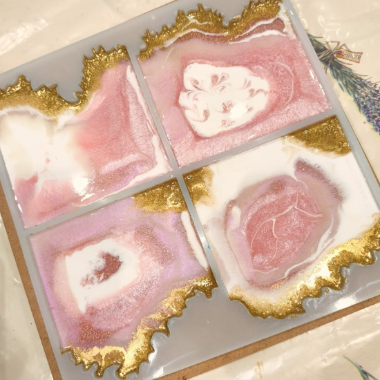 Творческа работилница: създай собствени подложки за чаши от епоксидна смола от Макароон Творческа работилница: създай собствени подложки за чаши от епоксидна смола от Макароон