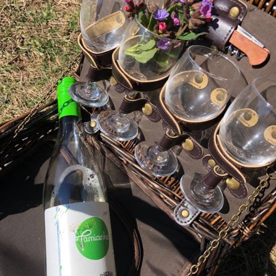 Вкусна храна споделена с чаша вино с "Дегустация на 3 вина с обяд или вечеря за двама във винарна Рупел“ от Makaroon