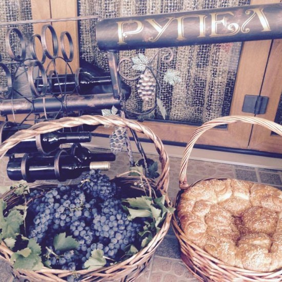 Вкусна храна споделена с чаша вино с "Дегустация на 3 вина с обяд или вечеря за двама във винарна Рупел“ от Makaroon