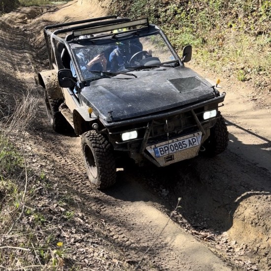 На приключение с "Екстремен офроуд тур за до двама напреднали с модифициран джип край Варна" от Makaroon