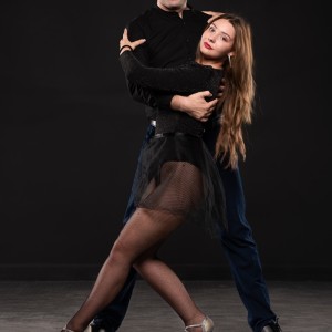 Индивидуален урок по салса или бачата с чаша вино в Пловдив 