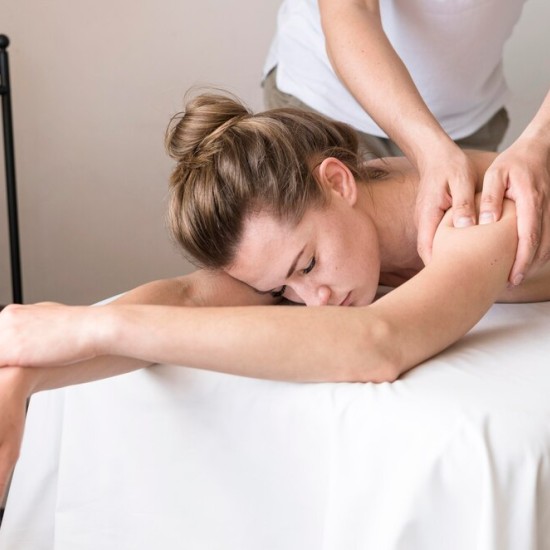 Магична релаксация с Енергиен Антистрес масаж с полускъпоценни камъни от Makaroon