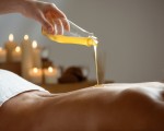 Хидратирана и сияйна кожа с „Масаж на цяло тяло със златен балсам във Варна“ от Makaroon