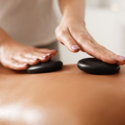 Масаж с горещи камъни в София