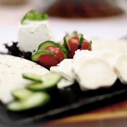 Дегустация на 3 вида магарешко сирене и вино за двама в с. Виница, Пловдив