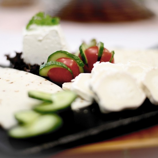 Опитайте най-скъпия млечен деликатес с "Дегустация на 3 вида магарешко сирене и вино" от Makaroon